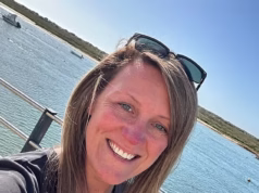 A professora de educação física que arrastou uma estudante pelo chão de um vestiário porque ela demorou muito para amarrar os cadarços é uma proibição de sala de aula.