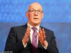 John Sweeney afirma que defende o crescimento económico e acusa-o de auto-ilusão por não ter conseguido impedir o aumento vertiginoso das taxas empresariais