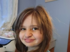 A polícia afirma que a vulnerável menina de 12 anos, que foi abusada sexualmente pelo padrasto, foi encontrada morta ao lado de drogas em seu quarto.