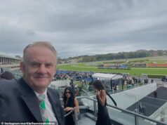 ‘Estou de volta, querido!’ Mark Latham fez um retorno surpreendente ao Royal Randwick, apenas seis meses depois de ter sido retirado do campo.