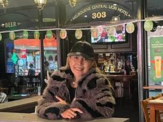 Uma mãe de Melbourne foi presa no aeroporto e acusada de assassinato depois de não embarcar em um voo para Bali