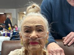 Mulher cai na gargalhada ao perceber que tem 109 anos, ao dar crédito a ‘homens bonitos e brilhantes’ por sua longevidade