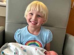 Duas crianças ficam órfãs depois que o carro dos pais cruza o eixo da rodovia e bate em um caminhão de grãos vazio