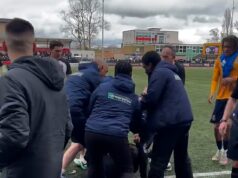 O técnico de futebol do momento ‘caiu como um saco de batatas’ depois de levar uma ‘cabeçada’ do chefe da oposição durante uma briga surpresa em uma partida fora da liga