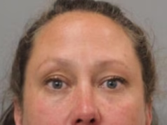 Babá, 45 anos, condenada a até 97 anos de prisão por abusar sexualmente de uma criança sob seus cuidados e depois se gabar disso online