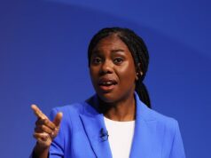 Kemmy, de ‘fala franca’, é agora o líder do partido mais popular, revela a pesquisa, ao ultrapassar Nigel Farage nos índices de aprovação
