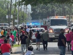 Mais de 20 pessoas correram para o hospital depois que um carro bateu durante um desfile na Louisiana