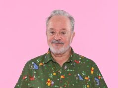 Estrela da Disney que você nunca viu: Jim Cummings, 73, a voz do Ursinho Pooh (e do Tigrão também!) está em turnê pelo Reino Unido para ajudar AA Milne a comemorar o 100º aniversário do clássico