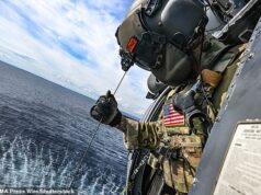 À medida que os iranianos se aproximavam, uma unidade de elite das tropas de resgate americanas – sob fogo pesado – avançou para capturar o piloto preso: Ian Gallagher