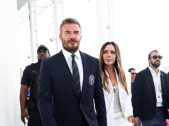Victoria Beckham parece chique sem esforço em um terno branco enquanto caminha de mãos dadas com o marido David na cerimônia de inauguração no novo estádio Freedom Park de seu time Inter Miami