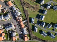 REVELADO: Aldeia costeira que proibiu novas casas de férias está agora dividida em duas propriedades