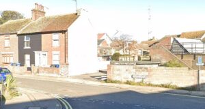 Mulher de 20 anos ‘levada para um beco e estuprada’ em agressão sexual em uma cidade litorânea: adolescente, 18 anos, presa após fugir do local