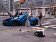 Assalto estilo GTA de ladrões deixa carros esportivos de luxo no valor de meio milhão de dólares nas ruas enquanto começa a caçada humana urgente aos invasores