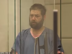 O intruso de gelar o sangue gritou momentos antes de tentar estuprar a mãe, trancando seu filho dentro do quarto.