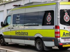 Criança lutando pela vida no hospital após ser retirada da água em Queensland