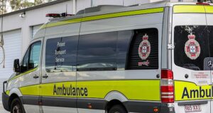 Criança lutando pela vida no hospital após ser retirada da água em Queensland