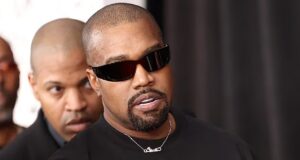 Keir Starmer baniu Kanye West da Grã-Bretanha para impedi-lo de fazer shows em Londres por causa do histórico de antissemitismo do rapper.