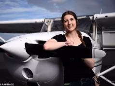 Adolescente australiana bate recorde mundial do Guinness para voo solo – e a comovente razão por trás de sua jornada