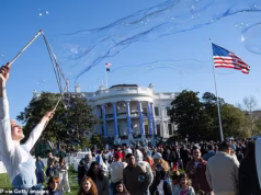 Pastéis, patriotismo e Diet Coke: milhares de pessoas se aglomeram no rolinho de ovos de Páscoa da Casa Branca, movido a corporações, de Trump