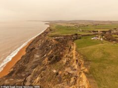 Imagens de drones mostram a costa erodida da Grã-Bretanha se aproximando do parque temático mais antigo do país após um deslizamento de terra devastador