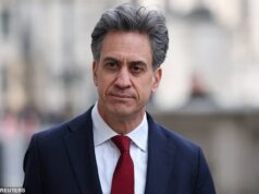 Os sindicatos apelam a Ed Miliband para que permita mais perfurações de petróleo e gás no Mar do Norte ou veja os Trabalhistas “pagarem o preço” por “agirem de forma auto-lesiva” nas eleições locais de Maio.