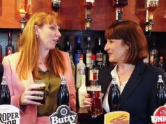 As principais esperanças de Angela Renner estão definitivamente ficando sérias – ela está no caminho certo!