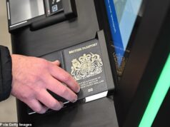 Richard Littlejohn: Graças aos traiçoeiros franceses, agora leva horas para que os turistas britânicos obtenham impressões digitais nos aeroportos. Então, por que eles não acenam em suas praias com os imigrantes?