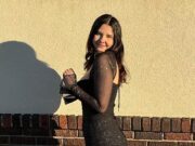 Uma terrível tragédia se desenrola depois que uma garota de 18 anos se senta no para-brisa de um carro enquanto ele dirige pela interestadual de Oklahoma