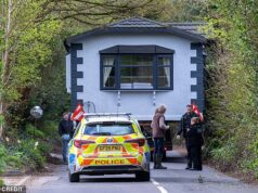 Os viajantes entram sorrateiramente na vila milionária do cinturão de corretores da bolsa sob o manto da escuridão antes de passar por um campo em uma ‘operação de estilo militar’
