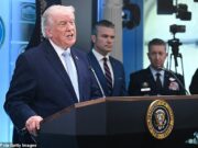 Trump revelou que 155 aviões estiveram envolvidos no ousado resgate do aviador que caiu de um penhasco enquanto tratava de seus próprios ferimentos e contatou as forças dos EUA com um ‘bip’ especial