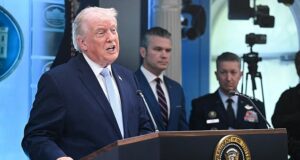 Trump revelou que 155 aviões estiveram envolvidos no ousado resgate do aviador que caiu de um penhasco enquanto tratava de seus próprios ferimentos e contatou as forças dos EUA com um ‘bip’ especial