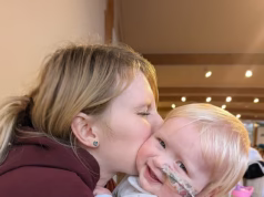 A doença misteriosa do pequeno deixa os médicos coçando a cabeça e sua família conta com a ajuda de uma instituição de caridade. Agora a mãe da pequena Eliza está pronta para retribuir o favor percorrendo uma trilha de arrecadação de fundos