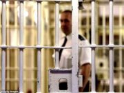 Os vapores tóxicos das drogas dos presos estão colocando nossa saúde em risco… e a epidemia de drogas só vai piorar, alertam os funcionários penitenciários