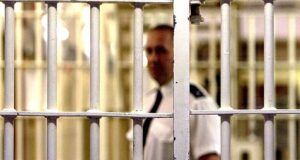 Os vapores tóxicos das drogas dos presos estão colocando nossa saúde em risco… e a epidemia de drogas só vai piorar, alertam os funcionários penitenciários