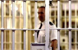 Os vapores tóxicos das drogas dos presos estão colocando nossa saúde em risco… e a epidemia de drogas só vai piorar, alertam os funcionários penitenciários