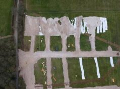 Aldeões indignados depois que escavadeiras e escavadeiras destruíram campos do cinturão verde durante a apropriação de terras no feriado da Páscoa