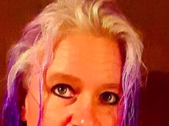 Mulher que mora em galinheiro com pai esfaqueia intruso, que supostamente prometeu à polícia que só queria matá-la