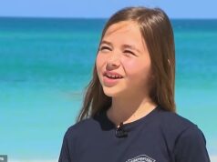 Menina destemida, de 10 anos, retorna à mesma praia onde o tubarão a atacou no ano passado e alerta os nadadores para não cometerem erros comuns