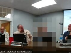 Momento perturbador, membro do conselho escolar de meia-idade coloca o braço em volta da menina e a chama de ‘gostosa’ em reunião pública