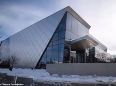 O último furor atingiu o centro de Obama, com os críticos alegando hipocrisia sobre as regras de identificação para entrada.