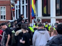 O encontro anual de viajantes no Harrods explode em violência quando um menino é esfaqueado durante cenas caóticas