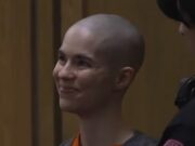 Uma mulher com a cabeça raspada ri e faz um comentário muito honesto porque está na prisão por matar o pai