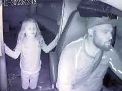 A desculpa desonrosa do motorista da FedEx que sequestrou e matou Athena Strand, de 7 anos, enquanto entregava o presente de Natal da Barbie… suas cartas de autopiedade para sua família foram reveladas.