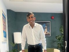 Rishi Sunak posta foto de si mesmo de muletas depois de ‘exibir suas garotas’ enquanto esquiava nas férias de Páscoa