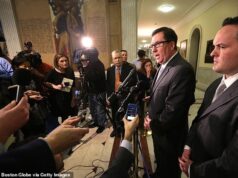 O legislador democrata condenado por fraude insiste que ainda tem direito à sua pensão de US$ 800 mil financiada pelos contribuintes enquanto processa para restabelecê-la