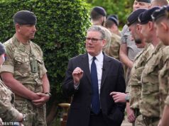 Kimi Badenoch rotulou Keir Starmer de ‘só cara e sem calças’ em defesa enquanto ele navega para o Golfo, apesar de não ter produzido planos importantes para as forças armadas britânicas