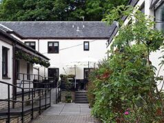 O chefe da casa de repouso que aplicou a vacina Covid em uma mulher vulnerável enquanto ela estava contida foi abatido