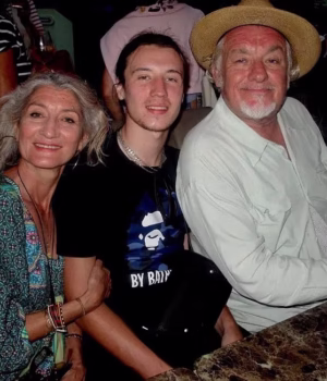 107754877-15718697-Finbar_Sullivan_centre_with_his_mother_Leah_Seresin_and_father_C-a-9_177573480046.avif