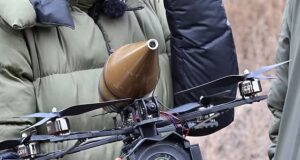 Terá a Ucrânia produzido uma “arma milagrosa”? Richard Pendlebury passa dias no subsolo na linha de frente de Kharkiv para testemunhar os drones assassinos desconhecidos que podem decidir a batalha.