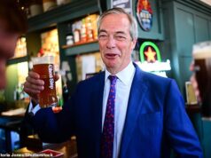 Nigel Farage pediu a Starmer que renuncie se o Trabalhismo for derrotado nas próximas eleições locais